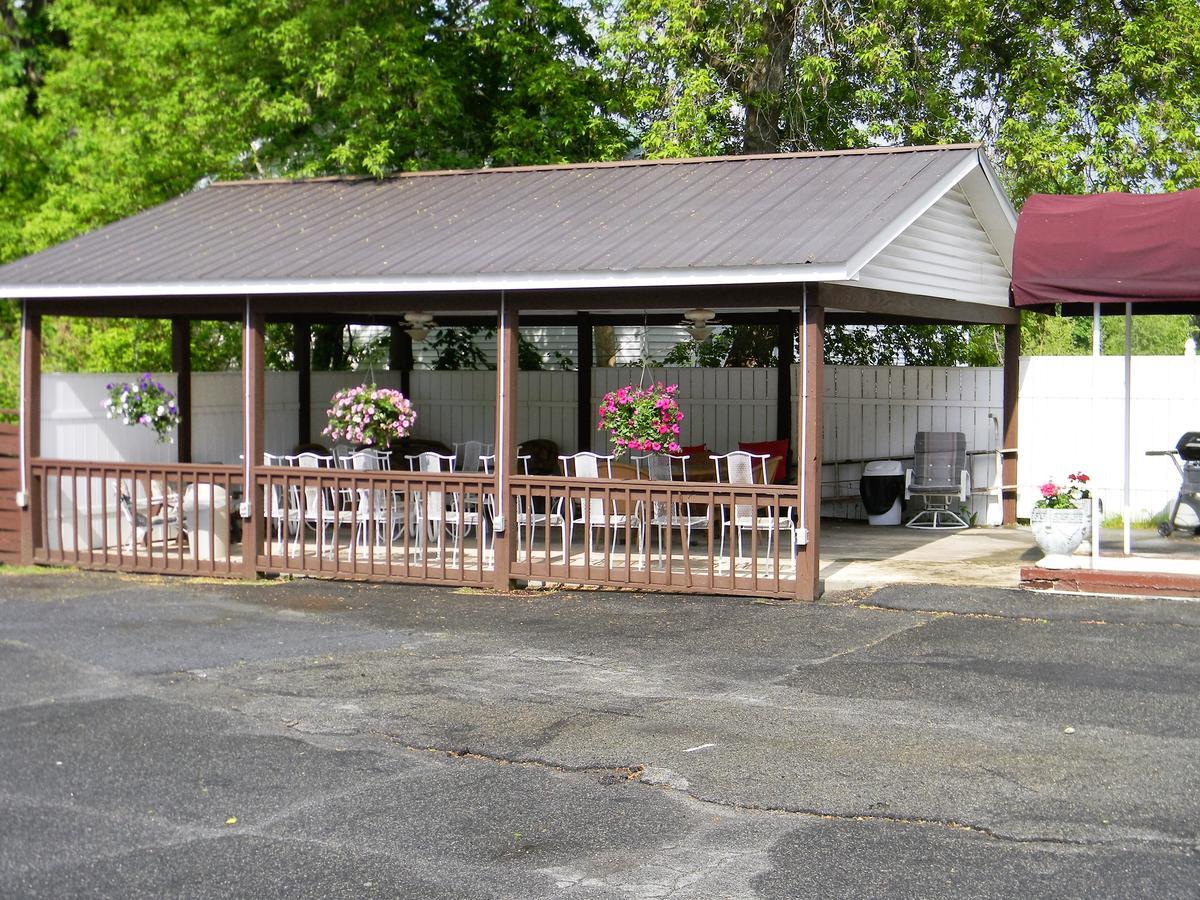 The Stone House Motel & Motor Lodge Ticonderoga Luaran gambar
